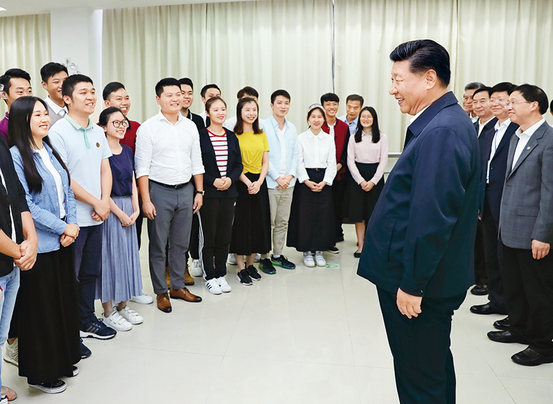 　　2018年10月22日至25日，中共中央總書記、國家主席、中央軍委主席習(xí)近平在廣東考察。這是10月24日下午，習(xí)近平在廣州考察暨南大學(xué)時(shí)同部分港澳臺(tái)同胞和海外僑胞學(xué)生交流。 新華社記者 鞠鵬/攝