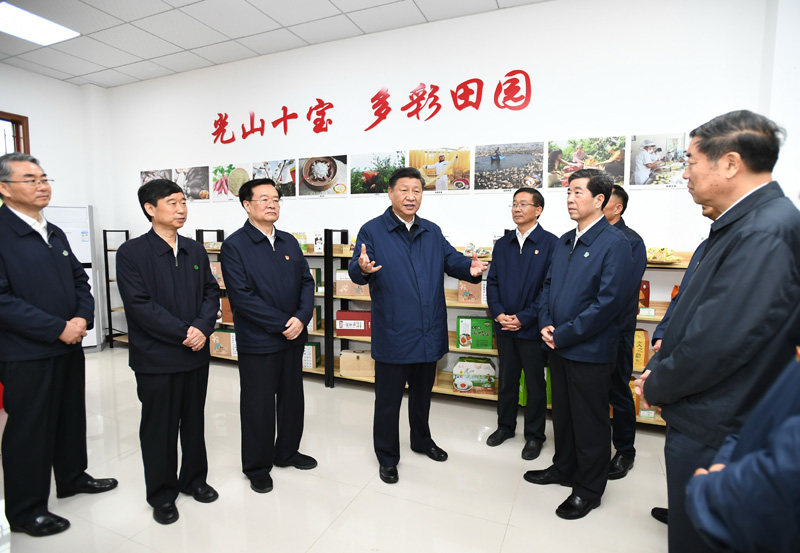 9月16日至18日，中共中央總書記、國(guó)家主席、中央軍委主席習(xí)近平在河南考察。這是17日上午，習(xí)近平在信陽(yáng)市光山縣文殊鄉(xiāng)東岳村文化接待中心，了解光山縣脫貧工作和中辦在光山縣扶貧工作情況。新華社記者 謝環(huán)馳 攝