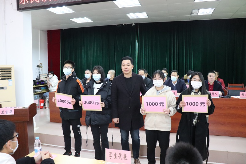 5 教育促進會副會長黃小勇為中考優(yōu)秀學(xué)生代表頒發(fā)獎學(xué)金.JPG