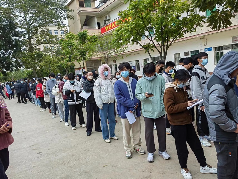 10 小、中、高考以及碩博獎學(xué)金排隊現(xiàn)場.jpg