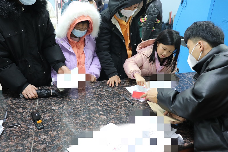 11 年級優(yōu)秀學(xué)生鼓勵獎發(fā)放現(xiàn)場.jpg