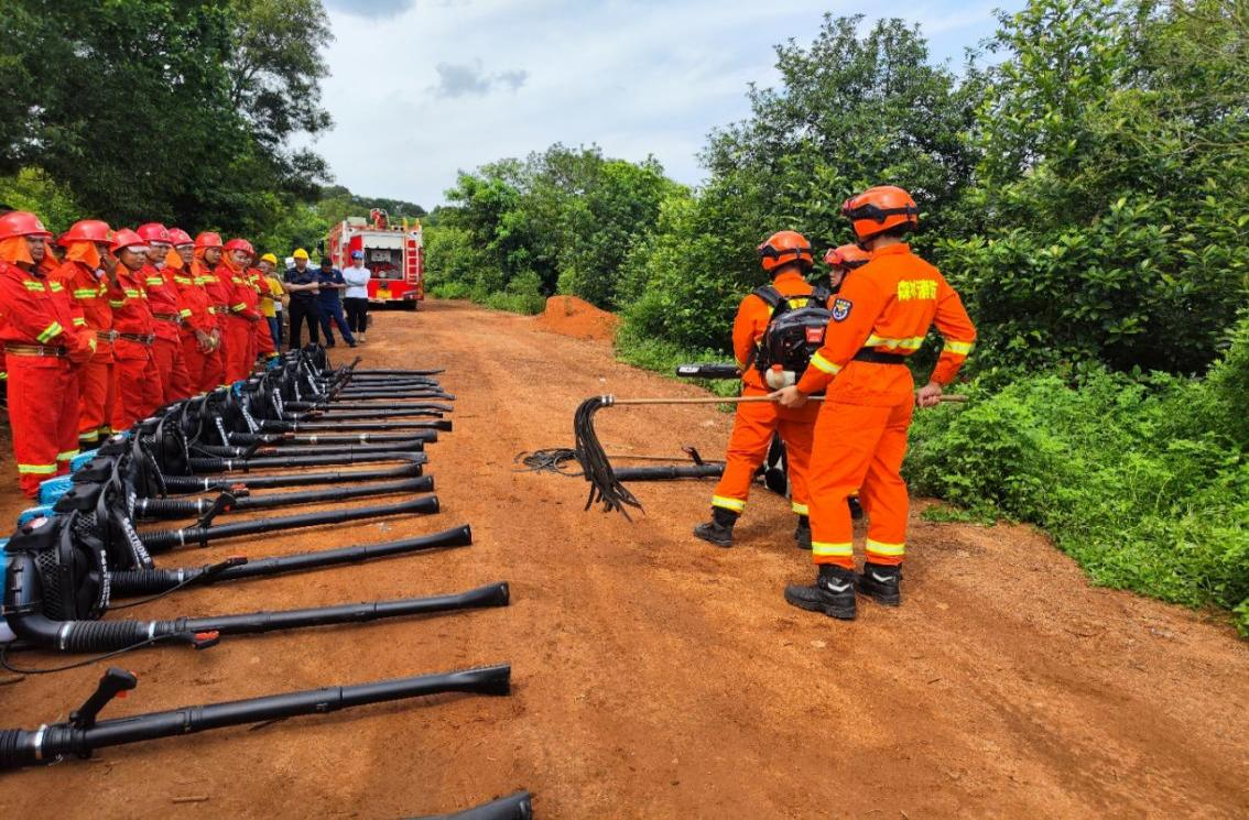 中林集團(tuán)雷州林業(yè)局有限公司遂溪林場分公司聯(lián)合遂溪縣專業(yè)森林消防隊(duì)開展安3.png
