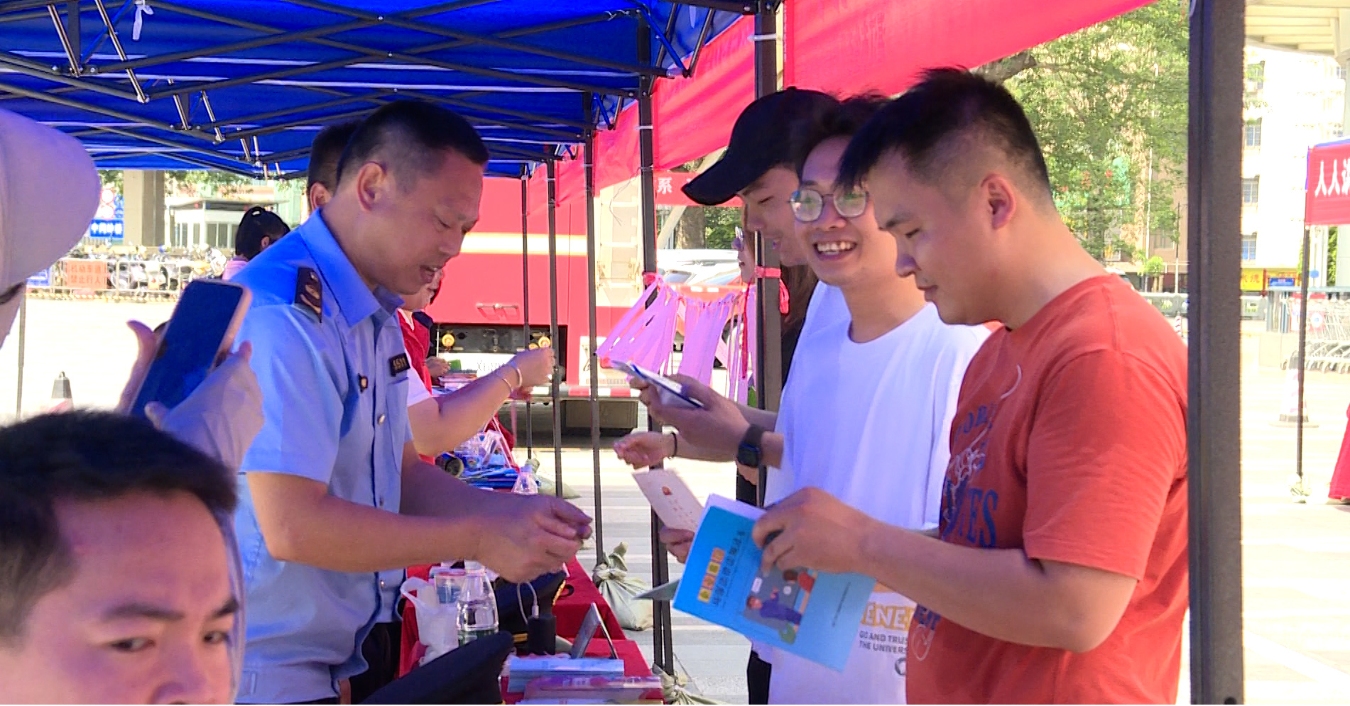 “人人講安全 個個會應(yīng)急” 這個咨詢?nèi)栈顒营毦咛厣?.png