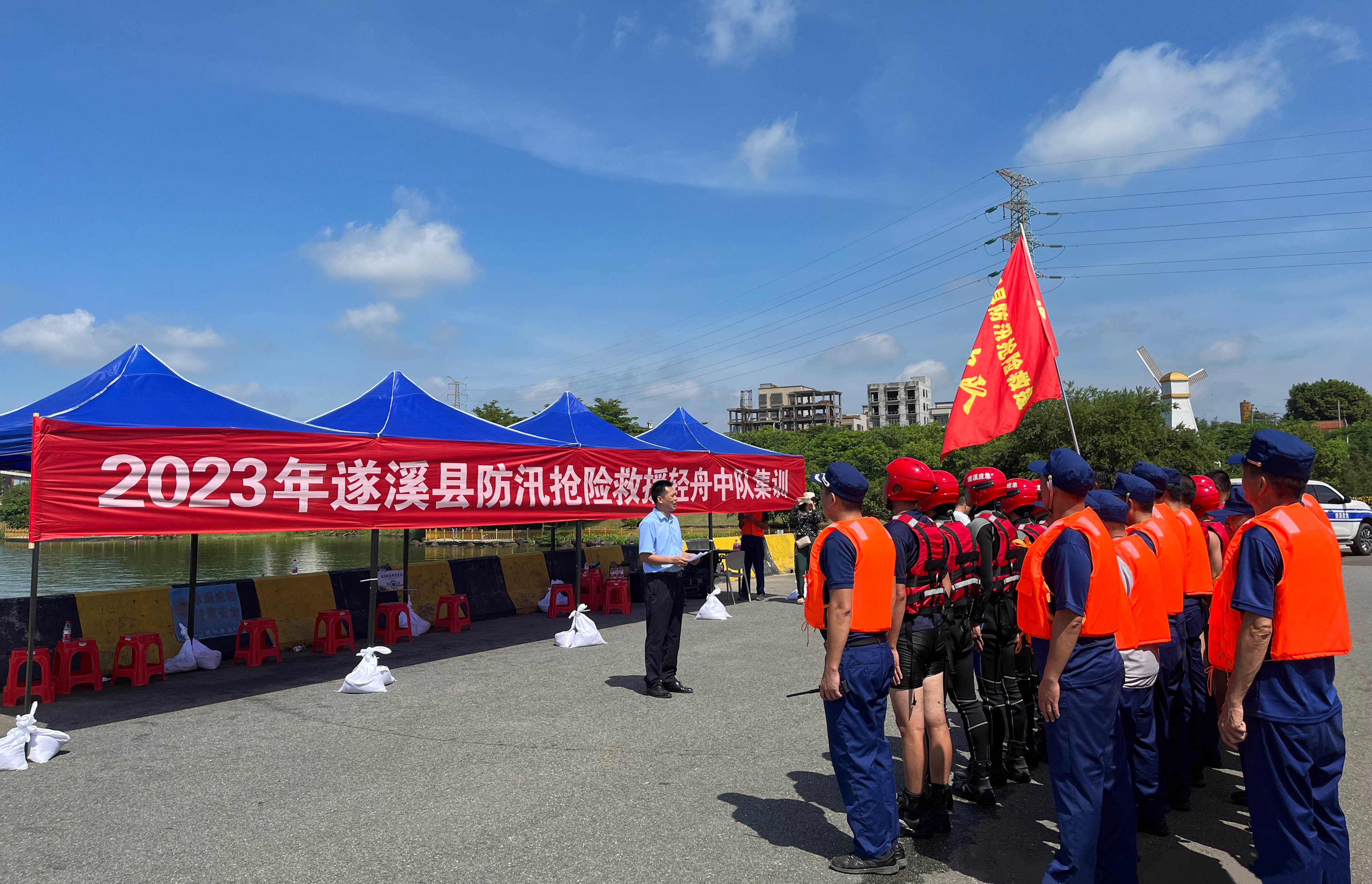 以練為戰(zhàn) 以戰(zhàn)提能遂溪縣開(kāi)展2023年防汛搶險(xiǎn)救援輕舟中隊(duì)集訓(xùn)演練3.png