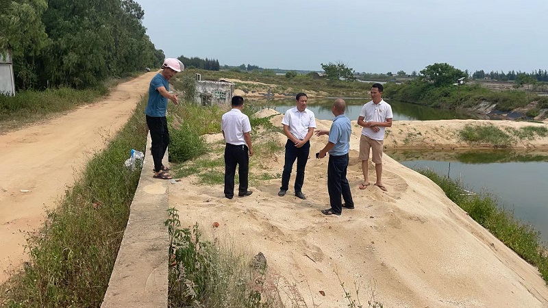 5 鎮(zhèn)黨委副書記、鎮(zhèn)長陳秋強巡查樂民港.jpg