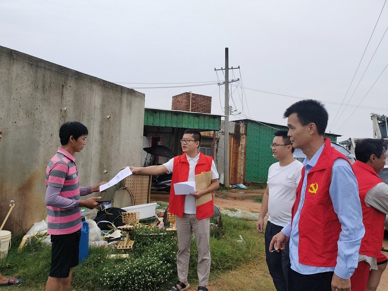 13 埠頭村臨時黨支部檢查漁船安置情況，勸導養(yǎng)殖戶離開危險地帶.jpg