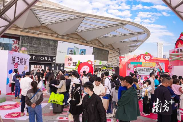  活動現(xiàn)場人流如織。