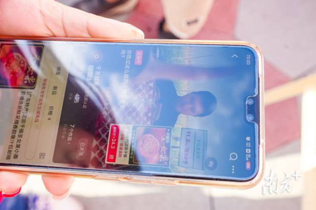 “開張”不足半小時(shí)，直播間已賣出400單。