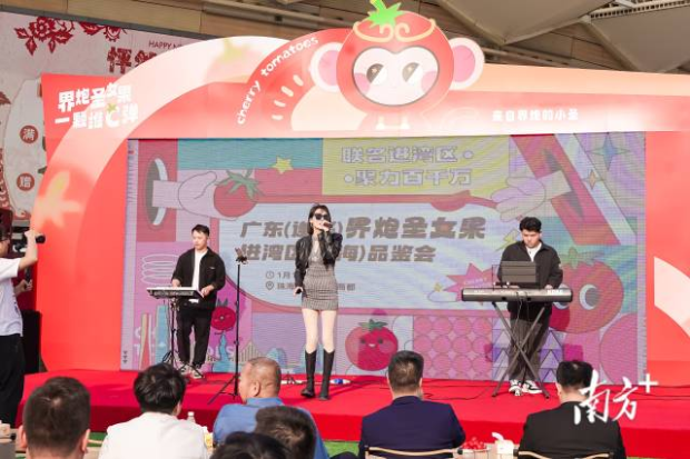 現(xiàn)場(chǎng)樂(lè)隊(duì)演奏，點(diǎn)燃熱烈氛圍。