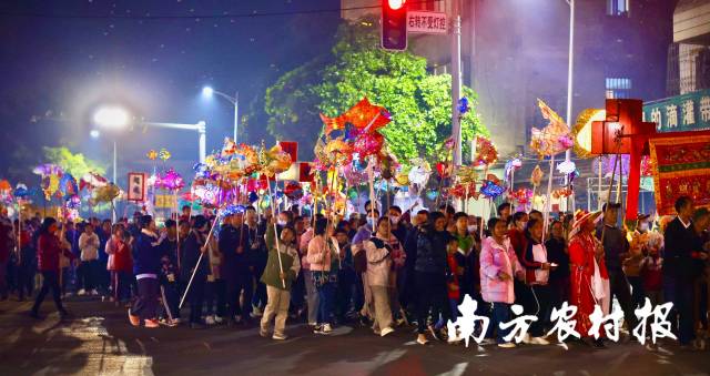 家家戶戶手舉各色游魚，行走在北坡的老圩小巷。
