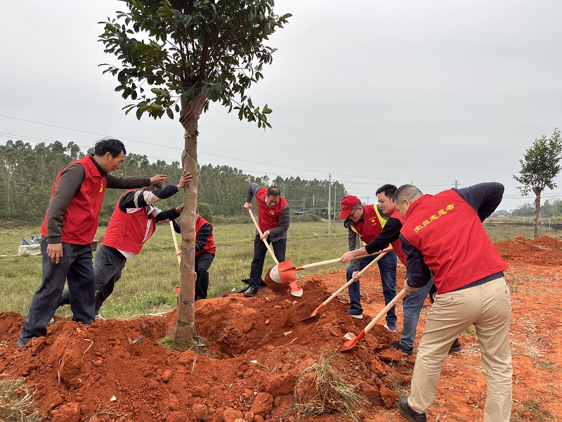 圖2：鎮(zhèn)、村干部在調(diào)神村植樹點(diǎn)植樹.jpg