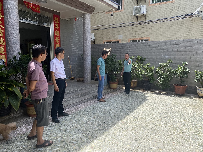 7 專班領導成員下村指導“美麗庭院”創(chuàng)建.jpg