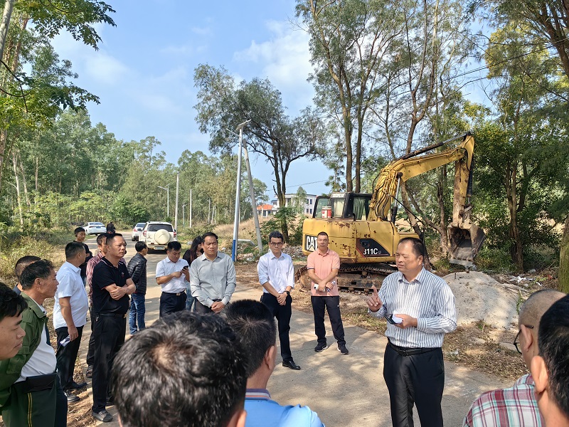 3 12月5日，鎮(zhèn)黨委書記譚彤煜現(xiàn)場協(xié)調(diào)解決問題.jpg