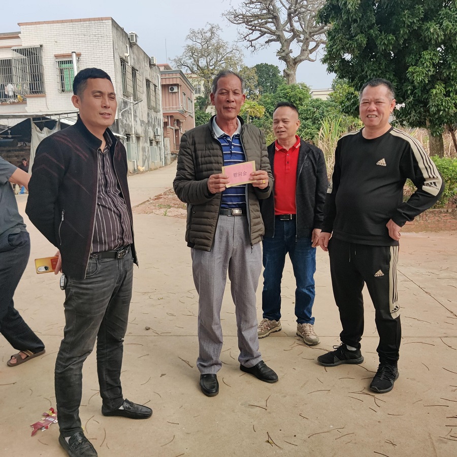 1月24日下午，駐點領導陳志強委員到黃屋村慰問生活困難老黨員、老干部并送上新春祝福.jpg