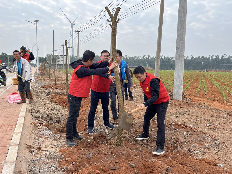 圖1:駐樂民鎮(zhèn)工作隊參加綠美鄉(xiāng)村植樹活動.jpg
