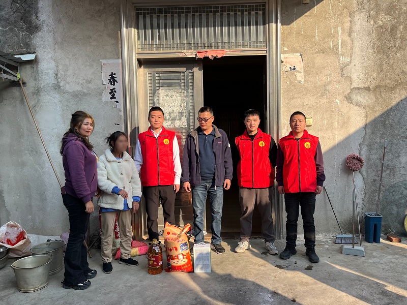圖5:駐鎮(zhèn)工作隊走訪慰問困難群眾.jpg