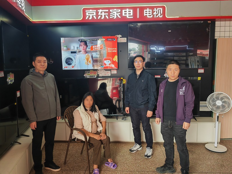 圖6:駐鎮(zhèn)工作隊陪同肢體殘疾困難群眾到家電商城選購捐贈電視機.jpg