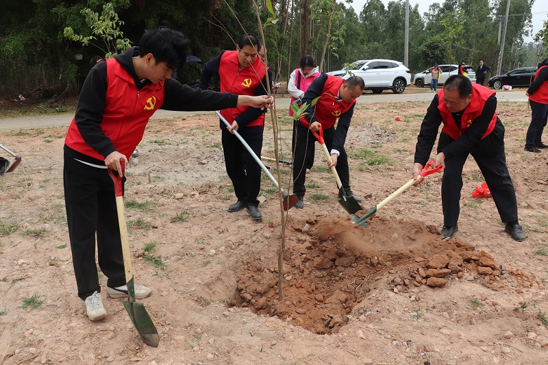 4 鎮(zhèn)黨委書(shū)記譚彤煜，黨委副書(shū)記、鎮(zhèn)長(zhǎng)陳秋強(qiáng)帶頭種樹(shù).JPG