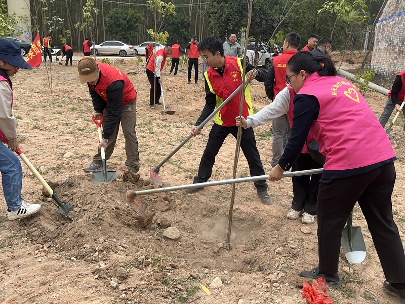 5 志愿者種樹(shù).JPG