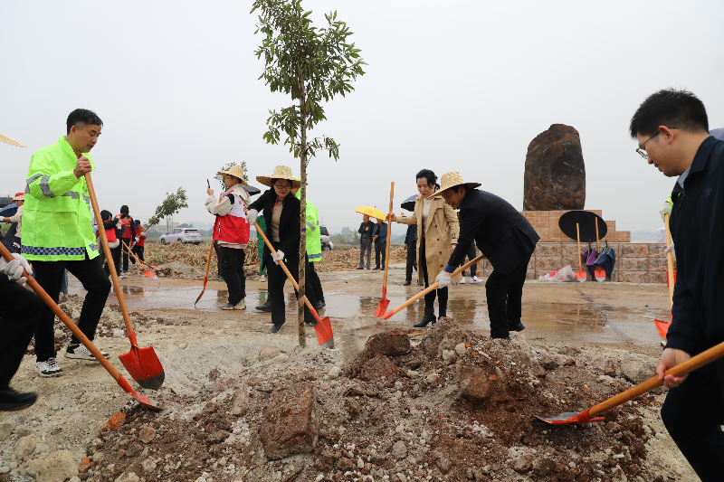 黨員干部植樹(shù)現(xiàn)場(chǎng).JPG
