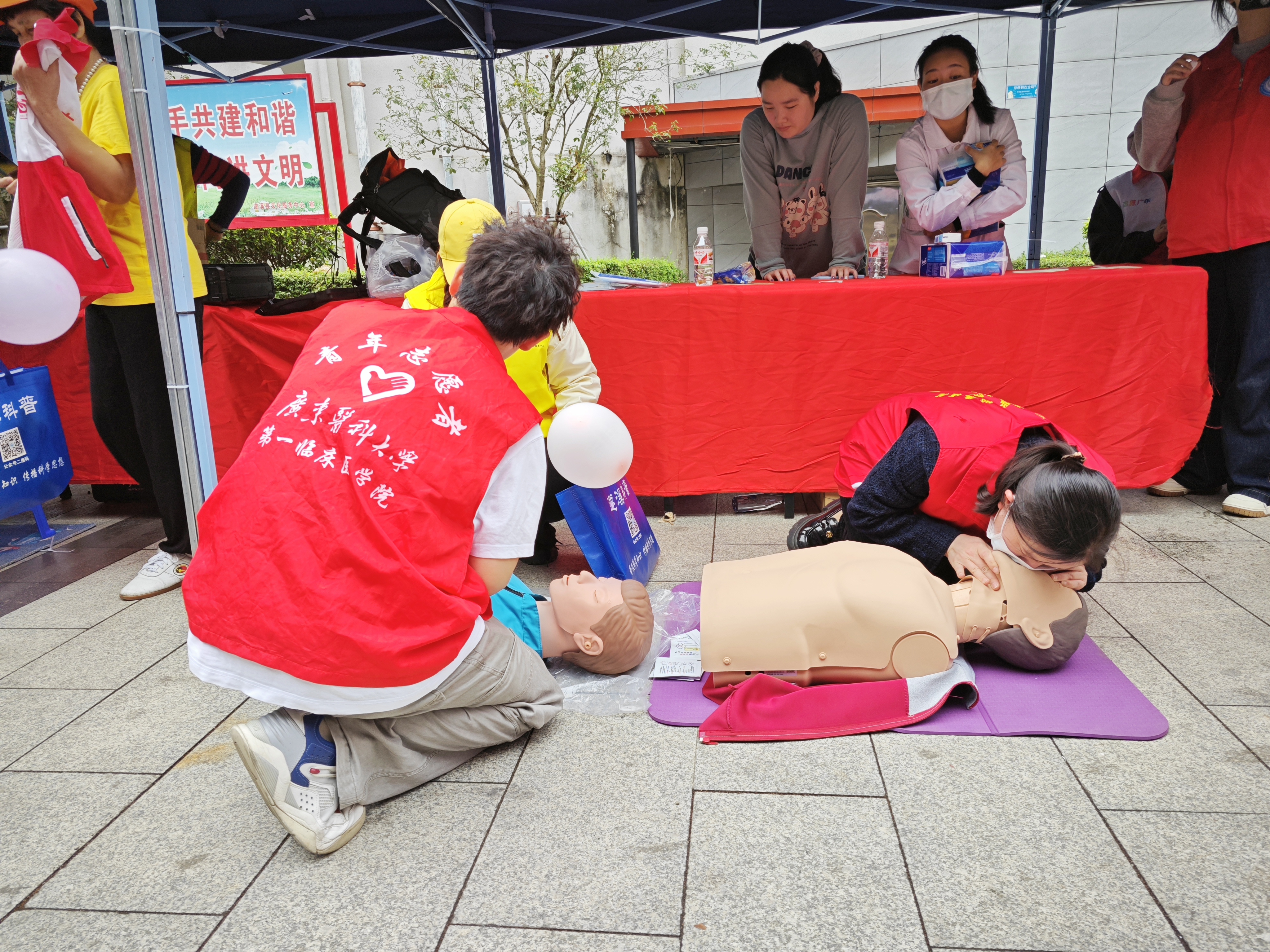 志愿者在展示心肺復(fù)蘇動作.jpg