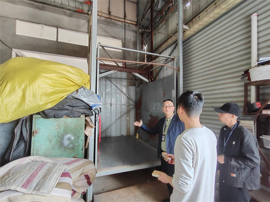 市場(chǎng)監(jiān)管部門(mén)重拳出擊  依法查處違規(guī)簡(jiǎn)易升降機(jī)