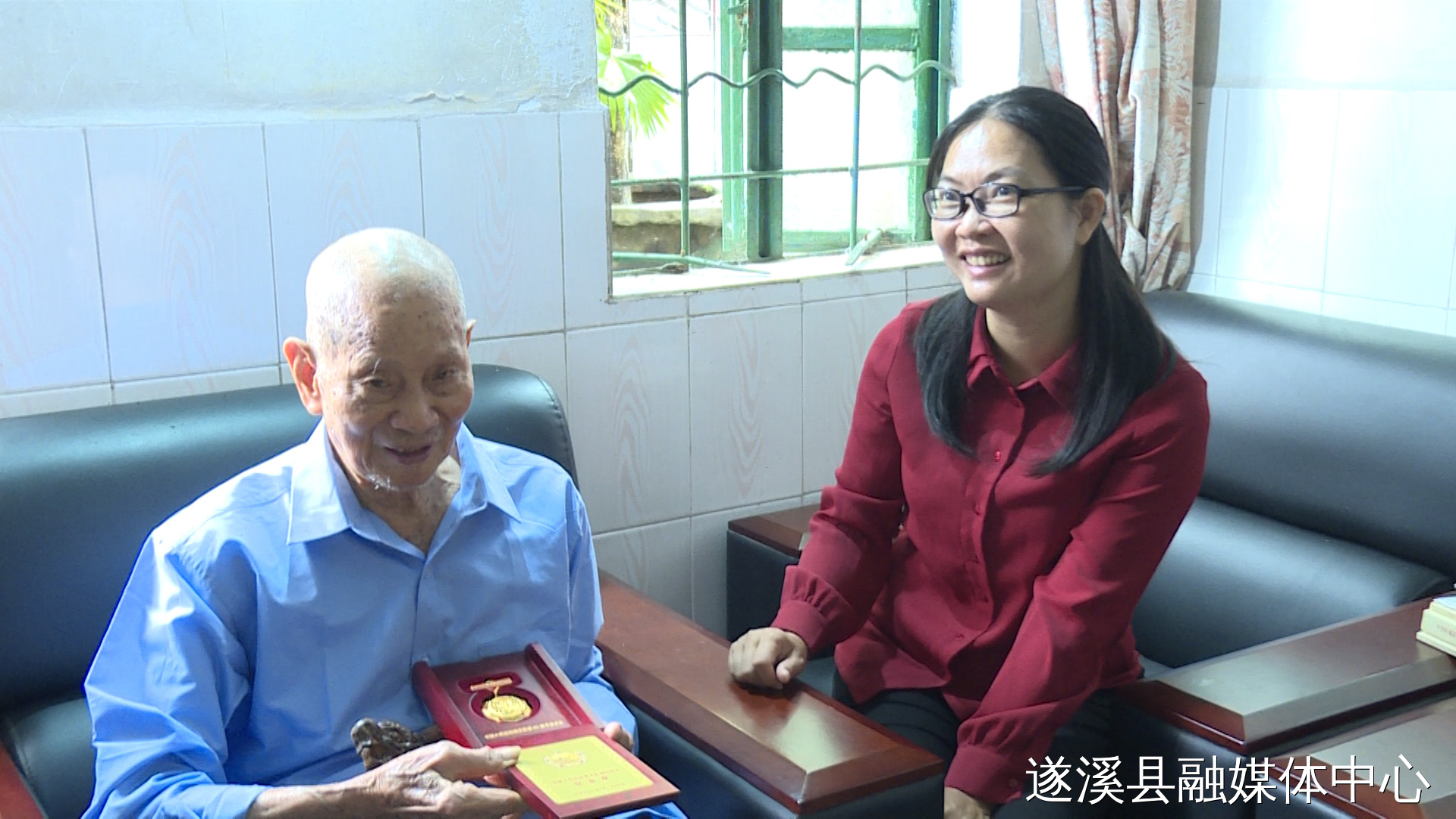 遂溪縣向抗戰(zhàn)老兵發(fā)放“中國人民抗日戰(zhàn)爭勝利80周年”紀(jì)念章