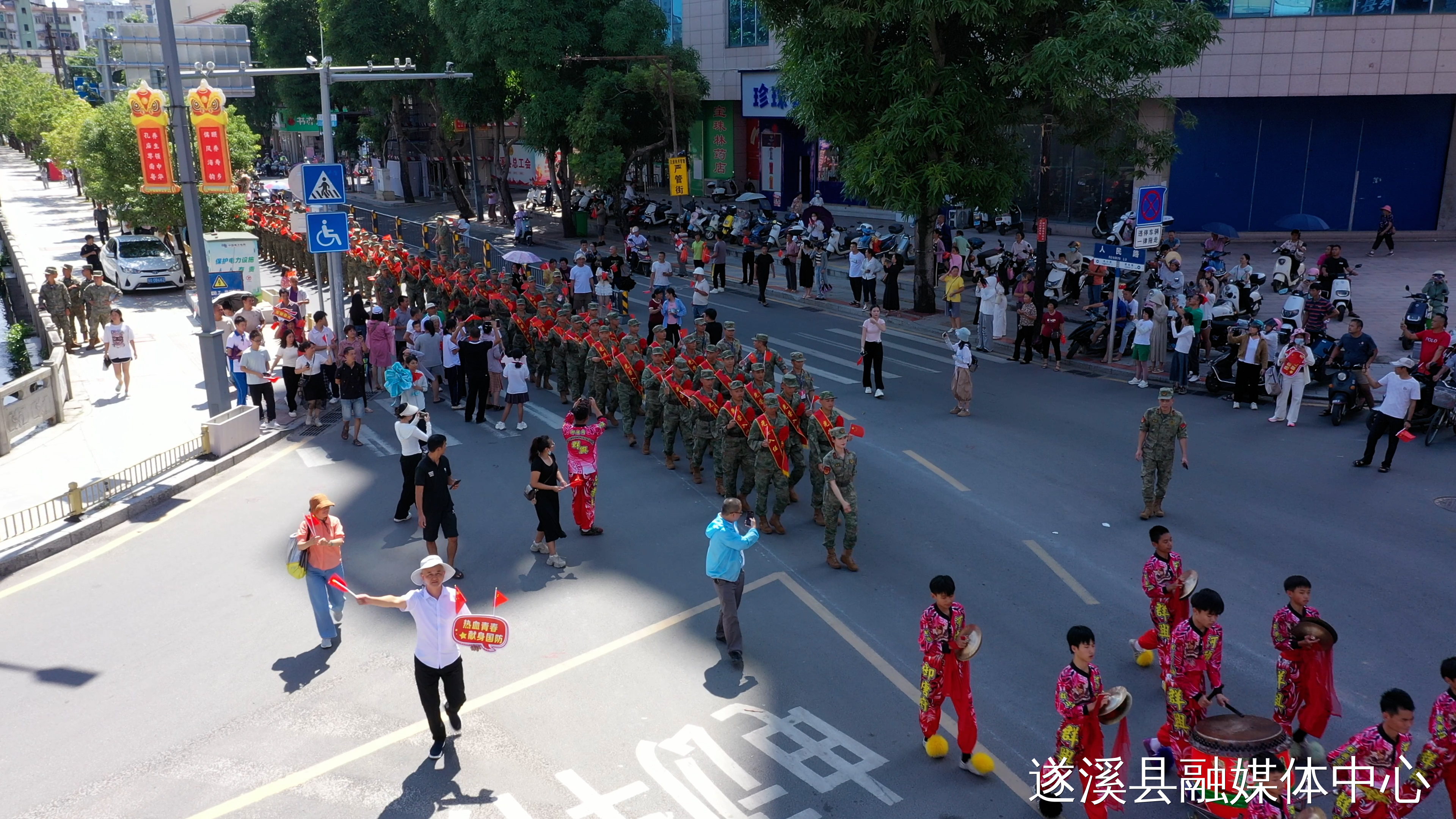 遂溪縣開展“學(xué)功臣·礪精兵·固國防”全民國防教育暨歡送入伍新兵系列活動