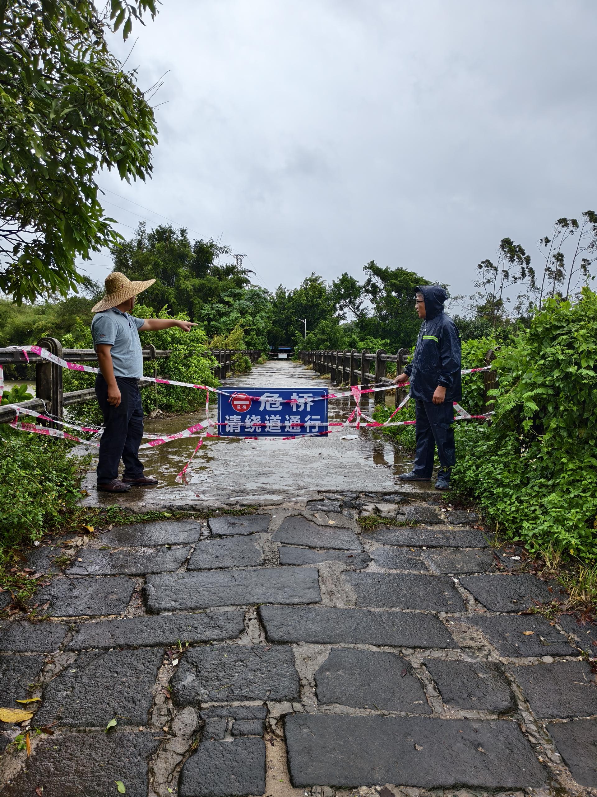 遂城街道辦對(duì)危橋的封閉管控情況開展專項(xiàng)巡查.jpg