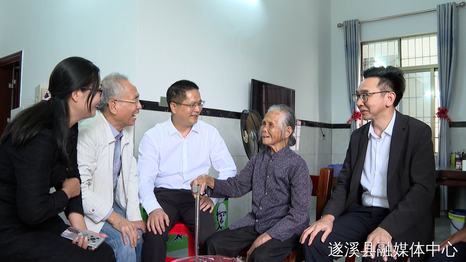 駱華慶率隊(duì)開展重陽節(jié)慰問百歲老人活動